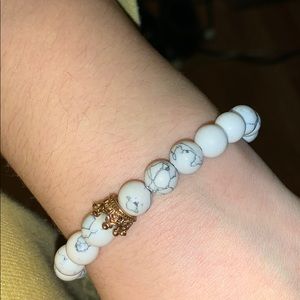 Crown bracelet(free if added with a bundle)